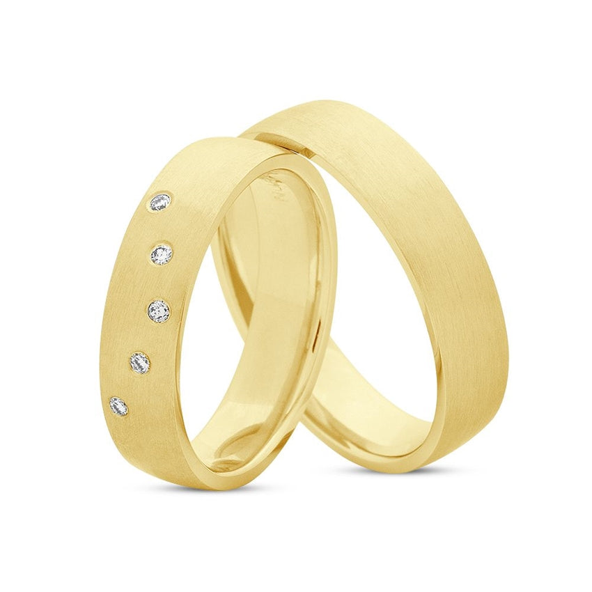 Flotte Nuran vielsesringe i 8 eller 14 karat guld med 5 x 0,01 ct diamanter – silkemat finish, 5 mm bredde.